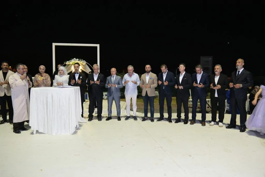 Bursa protokolü ve çok sayıda davetlinin katıldığı görkemli düğün büyük ilgi gördü