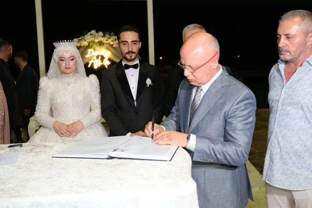 Bursa protokolü ve çok sayıda davetlinin katıldığı görkemli düğün büyük ilgi gördü