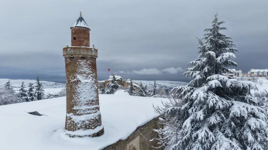 Medeniyetlerin beşiği Harput beyaza büründü, kartpostallık görüntüler oluştu