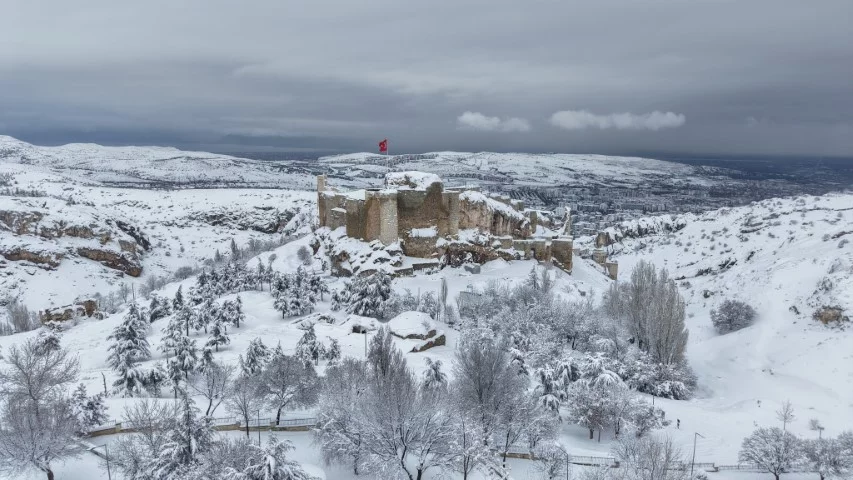 Medeniyetlerin beşiği Harput beyaza büründü, kartpostallık görüntüler oluştu