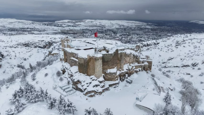 Medeniyetlerin beşiği Harput beyaza büründü, kartpostallık görüntüler oluştu