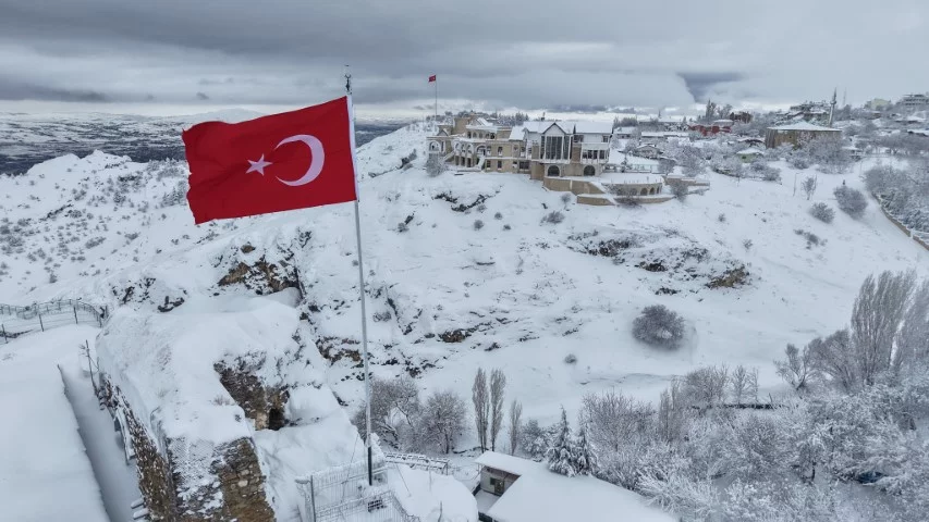 Medeniyetlerin beşiği Harput beyaza büründü, kartpostallık görüntüler oluştu