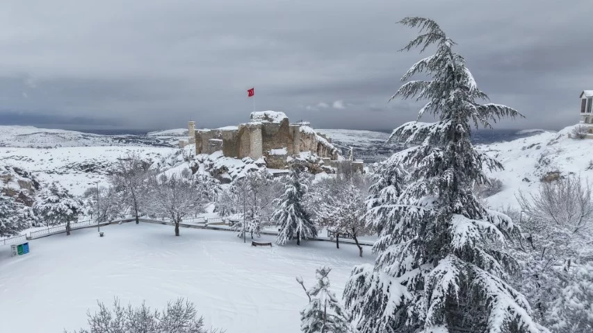 Medeniyetlerin beşiği Harput beyaza büründü, kartpostallık görüntüler oluştu