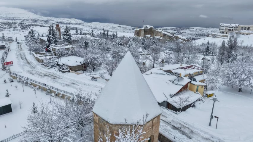 Medeniyetlerin beşiği Harput beyaza büründü, kartpostallık görüntüler oluştu