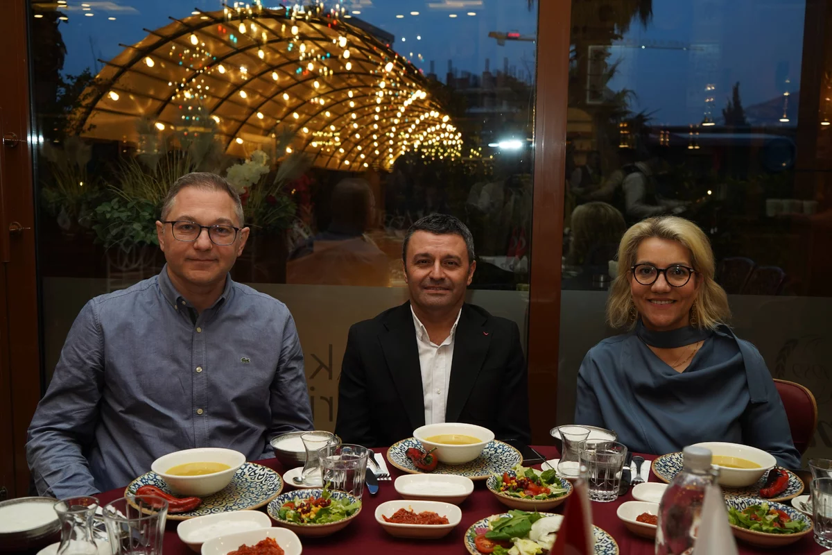 Öner Yapı ailesinin düzenlediği geleneksel iftar yemeğinde iş dünyası bir araya geldi.