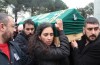 Cenazesini eşi omuzladı