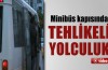 Minibüs kapısında tehlikeli yolculuk