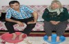 Anne oğul ayakları leğende yaşıyor