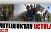 Gelinlikle yamaç paraşütü yaptı