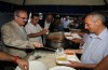 Vali Karaloğlu son iftarı kendi elleriyle dağıttı