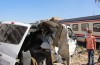Tren minibüse çarptı