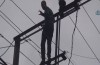 Elektrik direğine çıkıp intihara kalkıştı