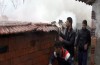 Evi yanan aile kış ortasında evsiz kaldı