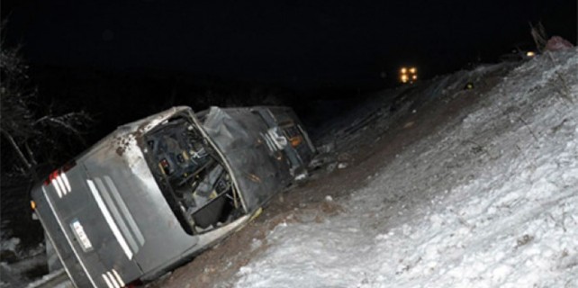 Yolcu otobüsü devrildi: 1 ölü, 45 yaralı!