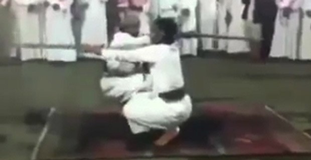 Gösteri sırasında şok olay!