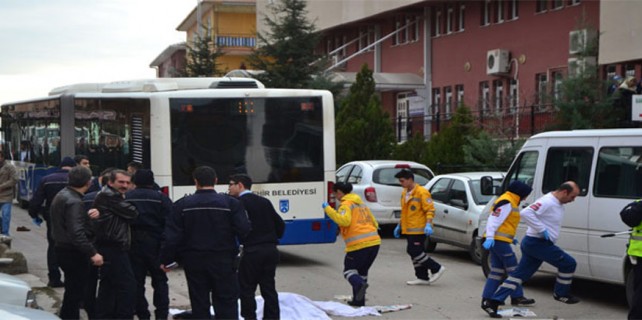 Okul önünde otobüs dehşeti!