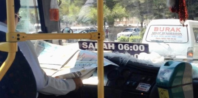 Direksiyon başında gazete okuyan şoföre soruşturma