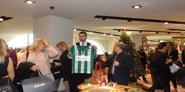 Otistik çocuklar için forma ve tişört sattılar