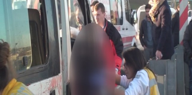 Kaza yapan minibüsten atlamaya çalışırken can verdi