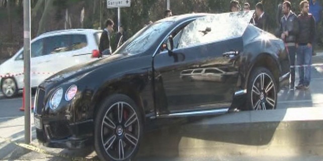 Lüks otomobilde kanlı infaz!