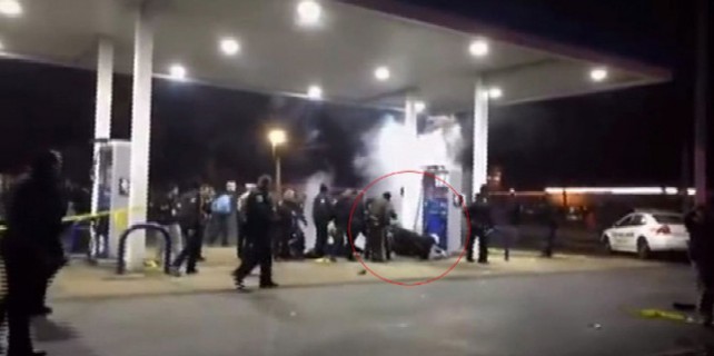 Amerikan polisi bir siyahi genci daha öldürdü