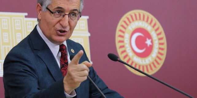 Özcan Yeniçeri komisyonu topa tuttu