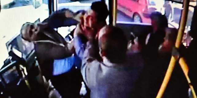 Şoförle yolcu böyle birbirine girdi!