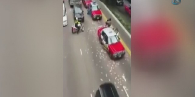 Yere saçılan paraları böyle çaldılar!