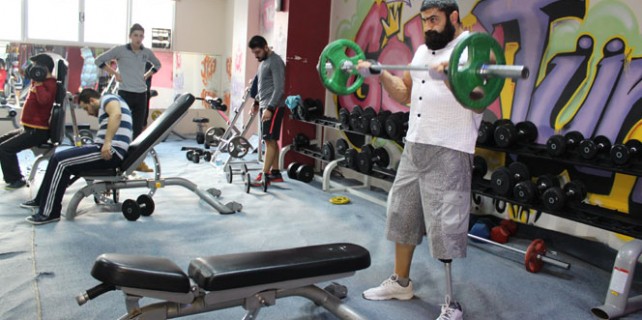 Protez bacakla hayatı sırtlıyor