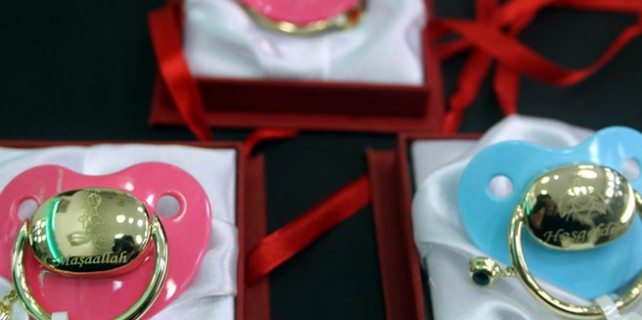 Ağlamayan bebeğe altın emzik!