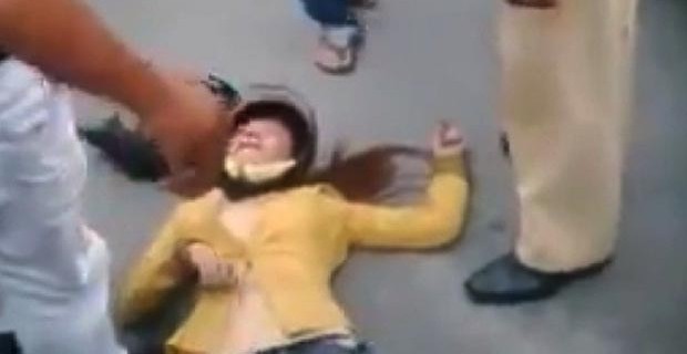 Kızı sokak ortasında tekme tokat dövdü