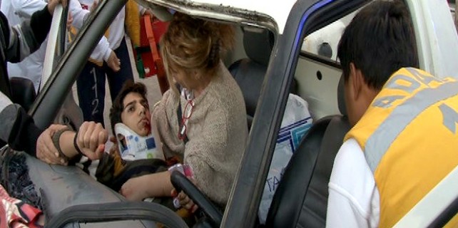 Kamyonet çarptı..Öyle bir yere düştü ki