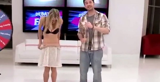 Reyting için canlı yayında soyundu!