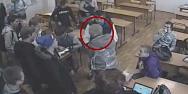 Lisede arkadaşlarının gözleri önünde korkunç ölüm!