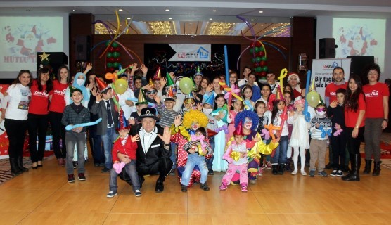 Lösemili çocuklar yılbaşı partisiyle doyasıya eğlendi