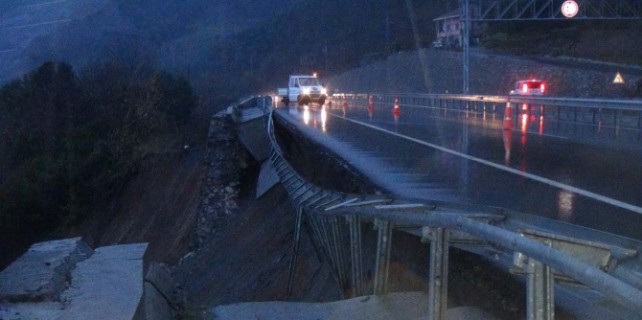 Yol, yağmura dayanamadı