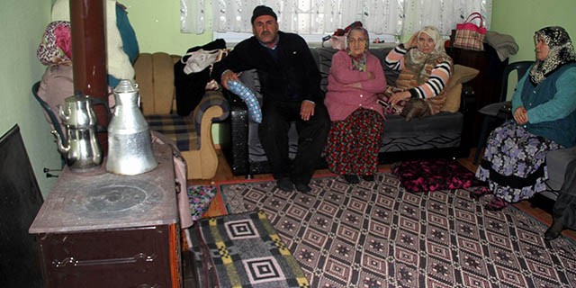 Yaşlı çifti soba ayırdı!