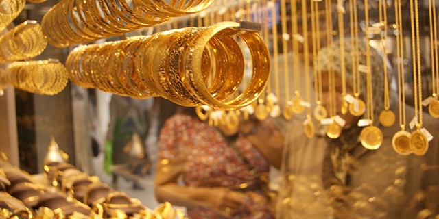 Mahallelinin altınlarını toplayıp kaçtı!