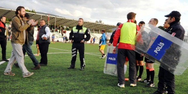 Sahaya girmek isteyen ünlü oyuncuya polis engeli