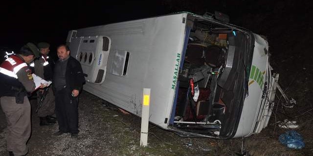 Bursa'da yolcu otobüsü yan yattı: 13 yaralı