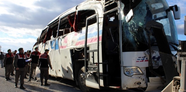 Yolcu otobüsü şarampole devrildi