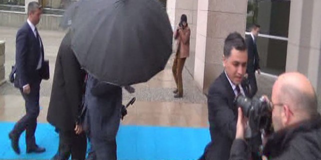 İlker Başbuğ'u görüntülemek isteyen basın mensuplarına müdahale