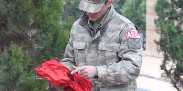 Türk bayrağını yakıp, şehitliğe attılar