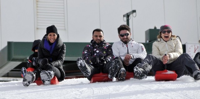 İki ünlünün kızak keyfi