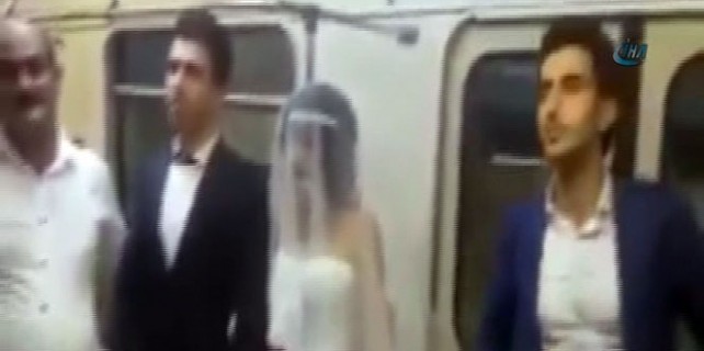 Gelin ve damat düğüne metroyla gitti!