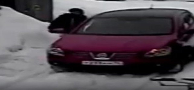 Otomobilini çizdiğini fark edince çılgına döndü