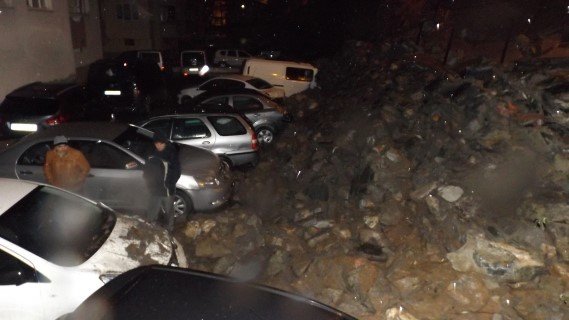 Bursa'da istinat duvarı 8 aracın üzerine yıkıldı!