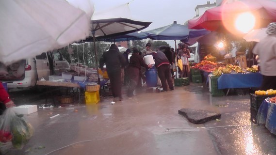 Bursa'da pazar yeri göle döndü...