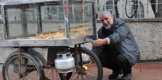 Seyyar börekçiden tehlikeli hareket