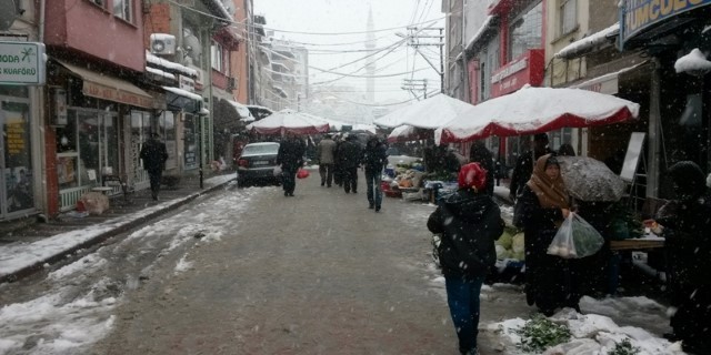 Bursa'da 700 yıllık pazarı kar vurdu